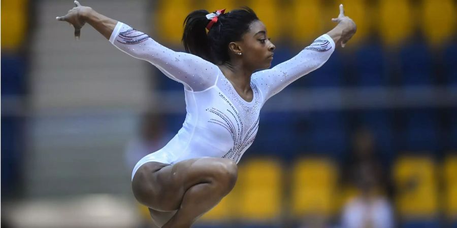 Simone Biles aus den USA trainiert im Aspire Dome in Doha auf dem Schwebebalken.