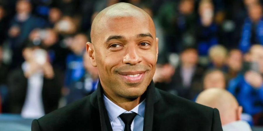 Thierry Henry lächelt während dem Spiel zwischen Club Brügge und Monaco.