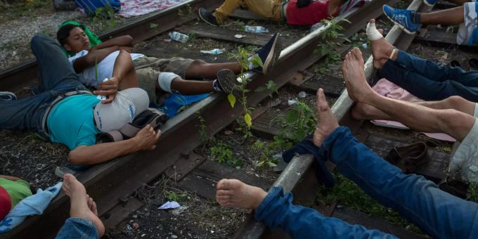 Mittelamerikanische Migranten ruhen sich auf den Eisenbahnschienen in Pijijiapan aus, bevor sie weiter Richtung US-Grenze reisen. Mittelamerikanische Migranten ruhen sich auf den Eisenbahnschienen in Pijijiapan aus, bevor sie weiter Richtung US-Grenze reisen.