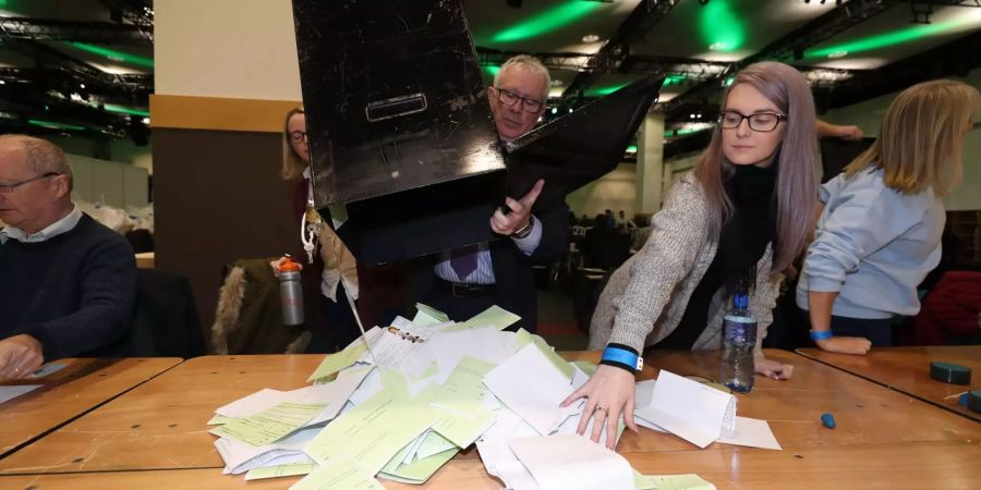 Wahlhelfer in Irland beginnen mit der Stimmenauszählung.