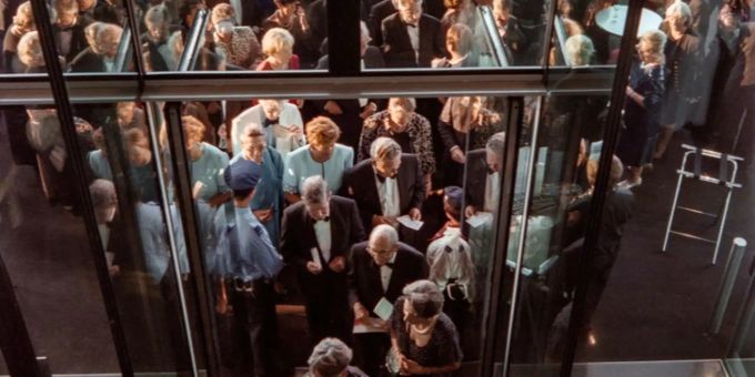 Konzertbesucher strömen im Vorfeld eines Konzerts ins Luzerner Kultur- und Kongresszentrum KKL. Konzertbesucher