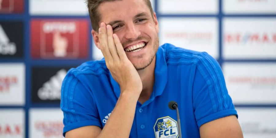 Pascal Schürpf lächelt während einer Pressekonferenz des FC Luzern.