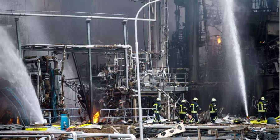 Feuerwehrleute sind nach einer Explosion mit anschliessendem Brand auf einem Raffineriegelände von Bayernoil nahe Ingolstadt im Einsatz.