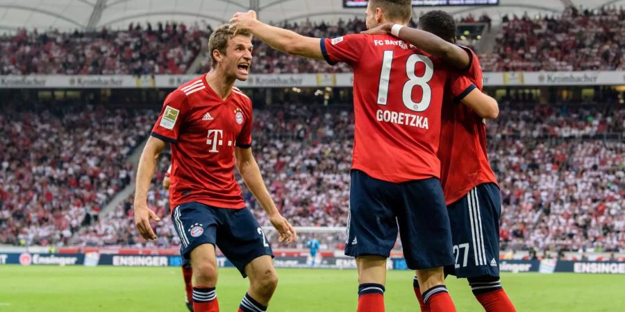 Die Bayern München-Spieler Müller, Goretzka und Alaba jubeln beim Spiel in Stuttgart.