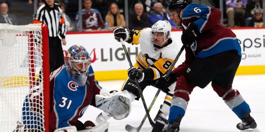 Sidney Crosby (Mitte) liefert eine Galavorstellung ab, die den Pittsburgh Penguins letztlich aber doch nicht nützt.