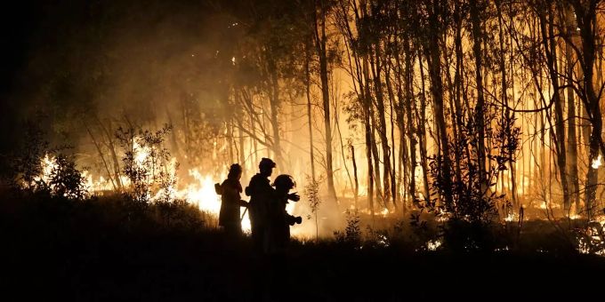 Dieses von Costi Farms zur Verfügung gestellte Foto zeigt Feuerwehrleute, die versuchen ein Feuer im Deepwater National Park im Bundesstaat Queensland zu löschen. Buschfeuer in Australien