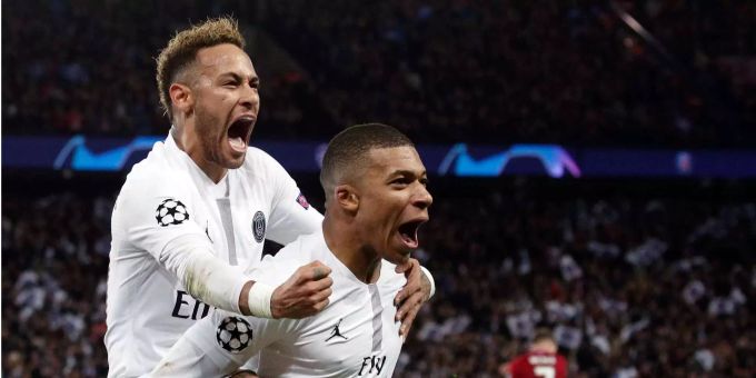 Neymar und Kylian Mbappé feiern ein Tor gegen den FC Liverpool. Neymar und Kylian Mbappé feiern ein Tor gegen den FC Liverpool.