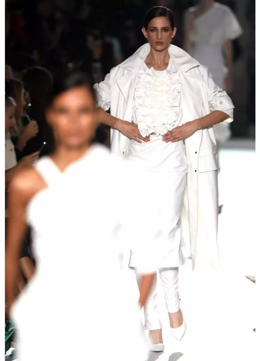 Ein Model präsentiert die Kollektion von Max Mara bei der Fashion Week in Mailand.