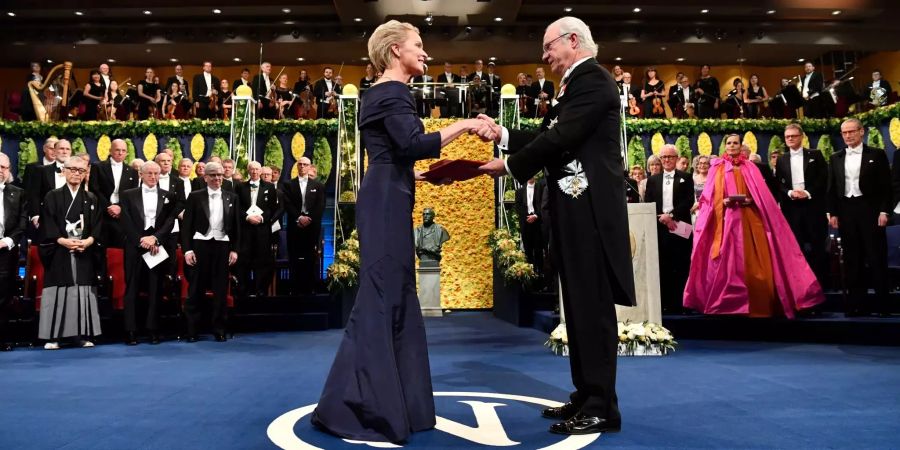 König Carl Gustaf von Schweden (r) gratuliert während der Nobelpreisverleihung im Rathaus von Oslo Frances H. Arnold zum Gewinn des Chemie-Nobelpreises.