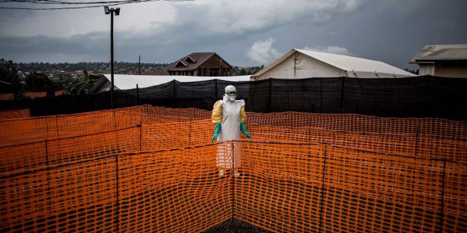 Ein Mitarbeiter des Gesundheitswesens wartet auf einen neuen möglichen Ebola-Patienten.