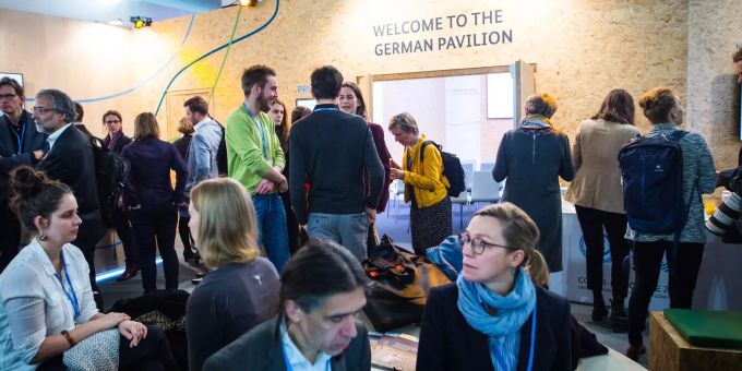 Teilnehmer sitzen auf der UN-Klimakonferenz bei der Eröffnung des Deutschen Pavillons. Teilnehmer sitzen auf der UN-Klimakonferenz bei der Eröffnung des Deutschen Pavillons.