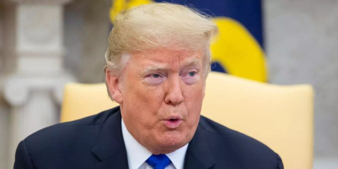Donald Trump gerät zunehmend ins Fadenkreuz der Ermittler. Donald Trump spricht mit Nancy Pelosi und Chuck Schumer im Weissen Haus.