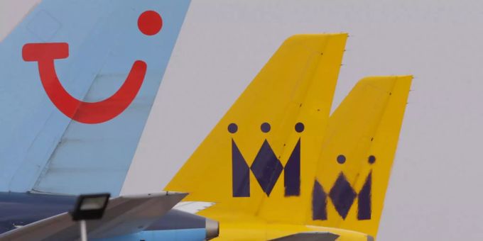 Tui ist auf Platz eins des internationalen Klimarankings 2018. (Sybolbild) Ein Flugzeug von Tui nehmen zwei von Monarch Airlines.