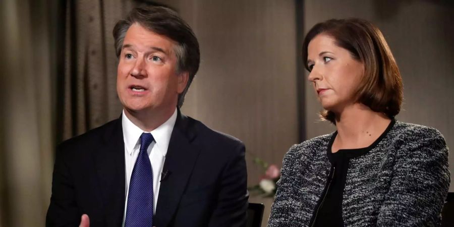 Brett Kavanaugh (links), Wunschkandidat von US-Präsident Trump für den Supreme Court, dem höchsten US-Gericht, und seine Frau Ashley Estes Kavanaugh beantworten Fragen während eines Interviews des Fernsehsenders FOX News.