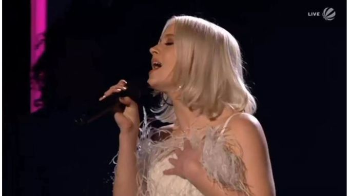 Zara Larsson muss ihr Top mit Händen halten.