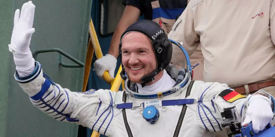 Alexander Gerst winkt vor seinem Abflug.