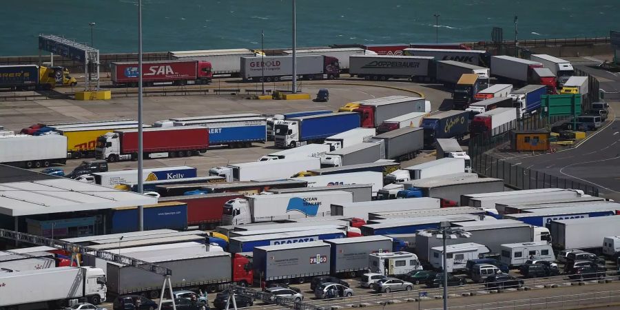 Lastwagen verlassen die Fähren im Hafen von Dover (GB).