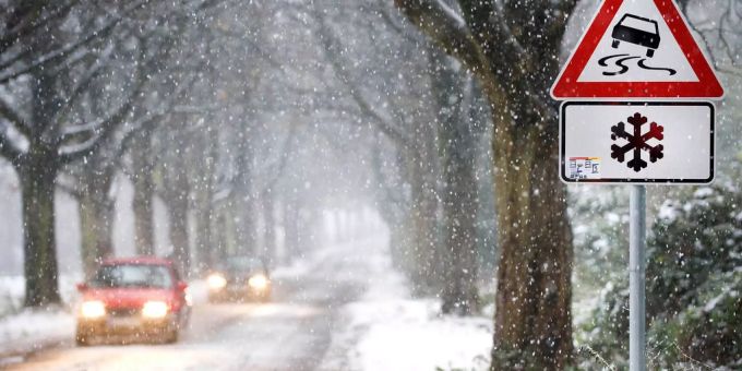 Das Wetter in der Schweiz sorgt am Sonntag für gefährliche Strassenverhältnisse.