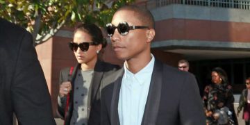 Pharell Williams kommt aus dem Gerichtssaal.