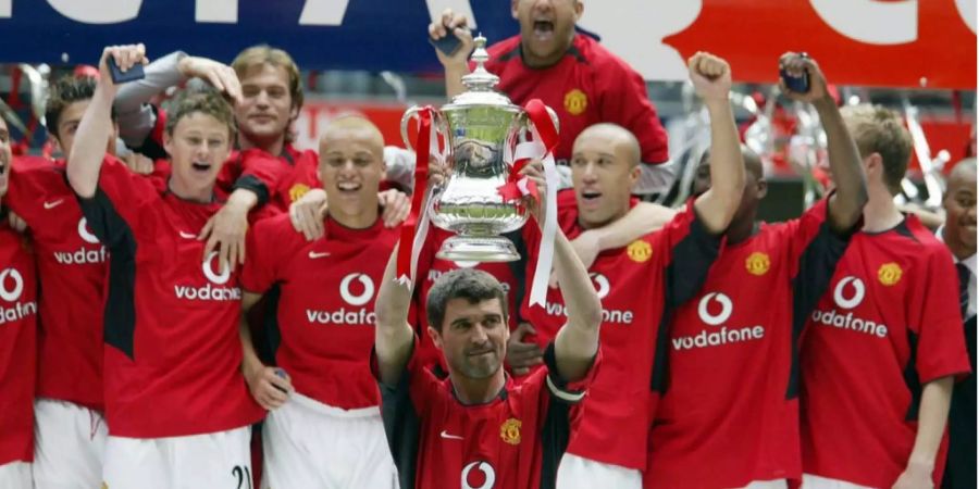 Roy Keane stemmt 2004 als ManUtd-Kapitän den FA Cup.