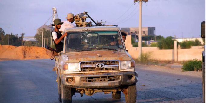 Kämpfer der international anerkannten Einheitsregierung nehmen an Kämpfen zwischen rivalisierenden Milizen im südlichen Tripolis teil. libyen