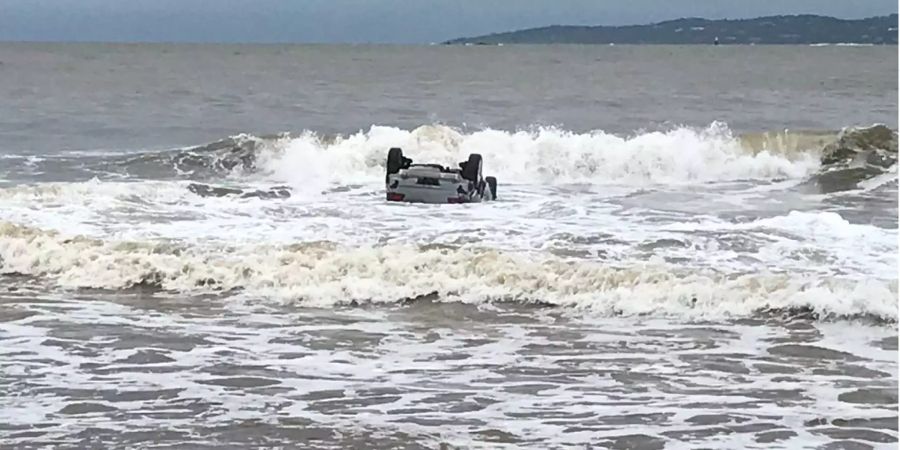 Ein nach Regenfällen ins Mittelmeer gespülte Auto vor der Gemeinde Sainte-Maxime (FR).