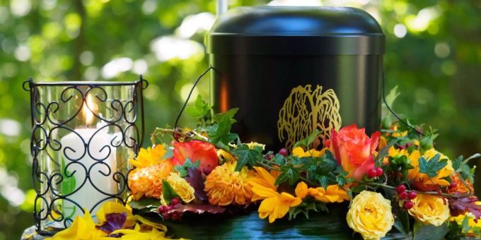 Blumen liegen bei einem Grab. coronaviurs