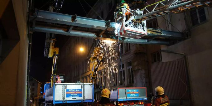 Abriss nach Unfall - Lastwagen prallt in Unterägeri in Überführung