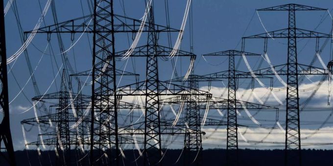 Mehrere Strommasten. Bundesamt für Energie