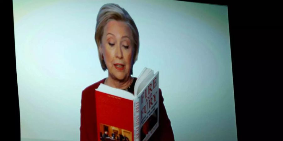 Hillary Clinton liest während einer Videoübertragung im Rahmen der 60.  Grammyverleihung aus dem Buch «Fire and Fury» vor.