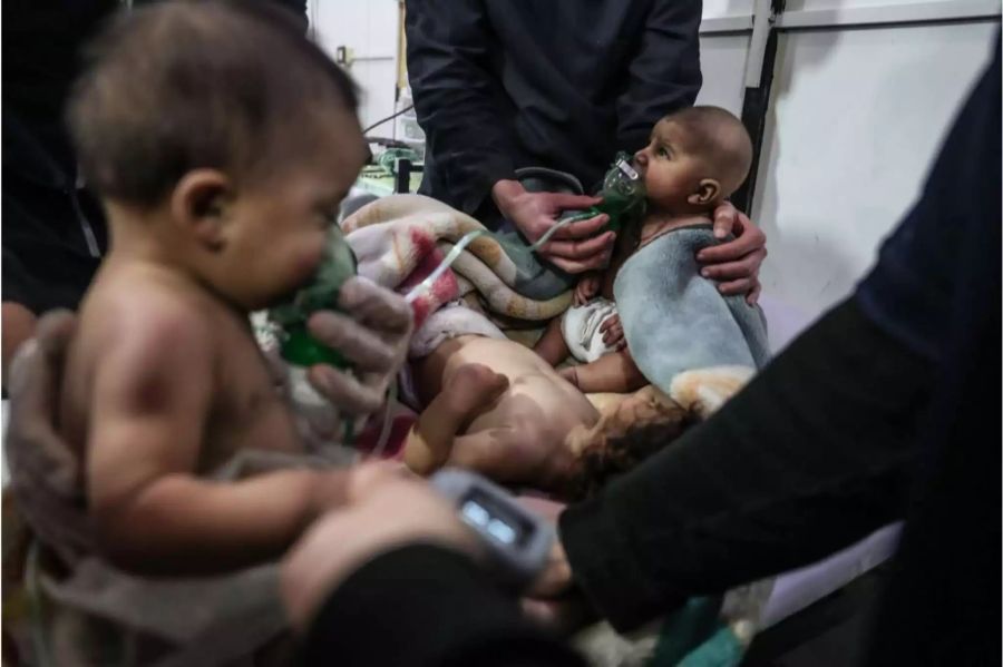 Verletzte Kinder werden in Ost-Ghuta in einem Spital behandelt.