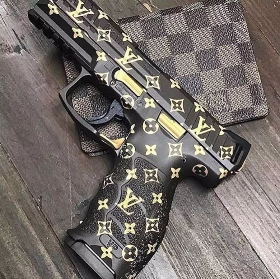 Robert Geiss sorgt mit seiner gefakten Louis-Vuitton-Waffe für Ärger.