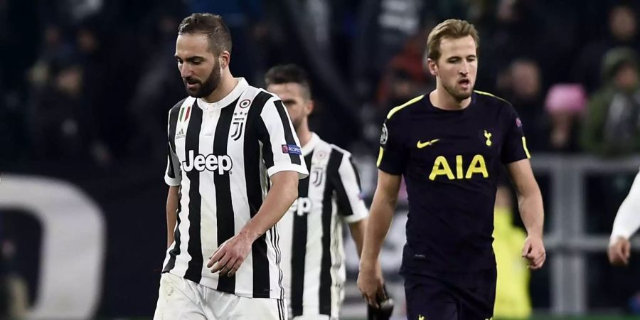 Im Duell der Superstars Gonzalo Higuain (links) und Harry Kane war am Ende niemand zufrieden.