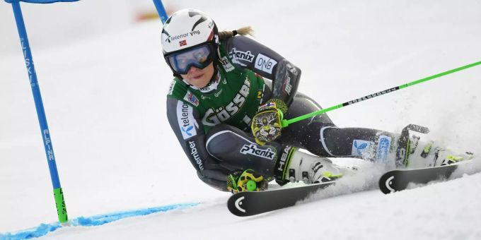Die Norwegerin Ragnhild Mowinckel fährt um ein Tor. Ragnhild Mowinckel