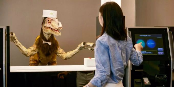 Eine Frau checkt beim Roboter-Hotel «Henn-na» ein.