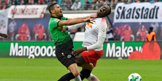 Jonathas (links) in einem Zweikampf gegen Leipzig. Jonathas