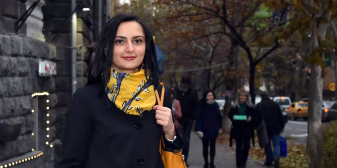 Deutschlehrerin Astghik Tarlojan sieht noch nicht, dass ihre Schüler wieder zurück kehren. Deutschlehrerin Astghik Tarlojan steht in der Hauptstadt von Armenien.