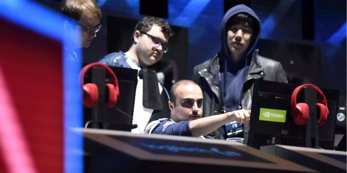Kuro Salehi Takhasomi (KuroKy) in der Mitte hat mit «Dota 2» schon mehrere Millionen Dollar verdient. Kuro Salehi Takhasomi (KuroKy) in der Mitte hat mit «Dota 2» schon mehrere Millionen Dollar verdient.