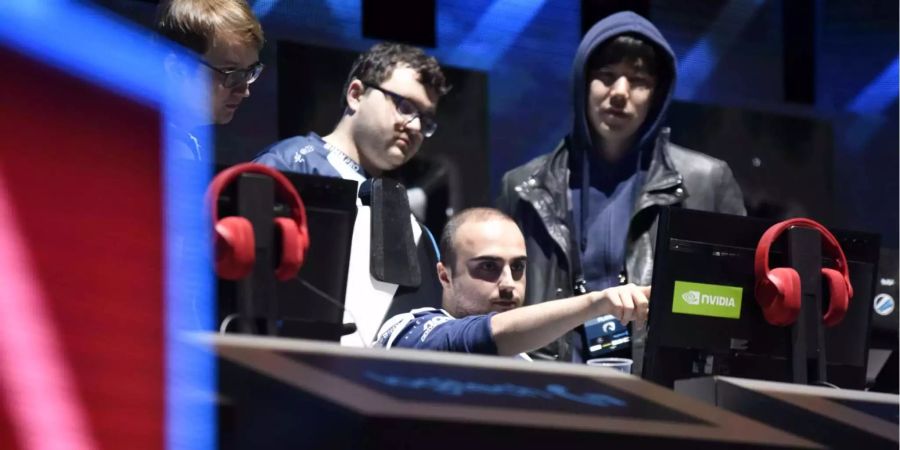 Kuro Salehi Takhasomi (KuroKy) in der Mitte hat mit «Dota 2» schon mehrere Millionen Dollar verdient.