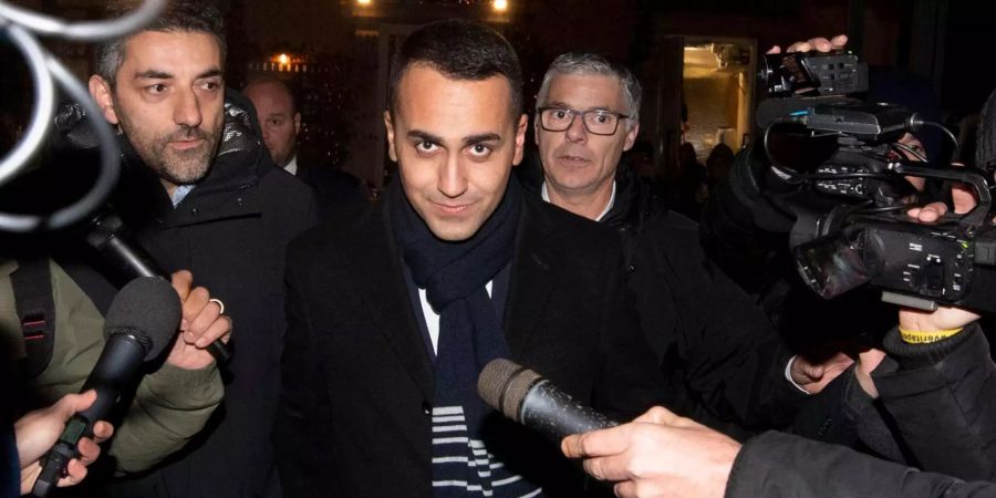 Luigi Di Maio wird von Journalisten befragt.