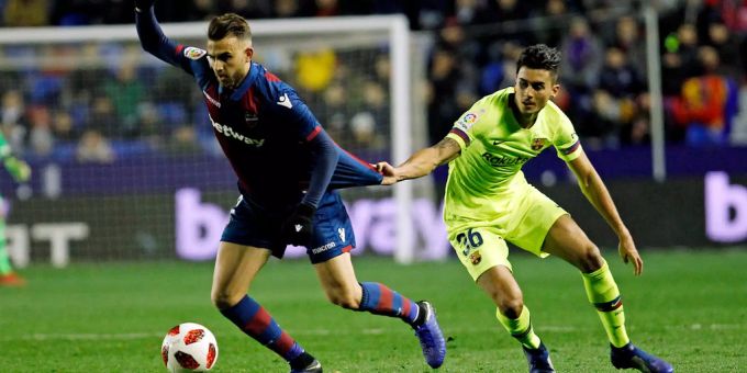 Der Barcelona-Spieler Chumi zieht Levantes Borja Mayora (links) am Trikot: Sein Einsatz sorgte bei Levante für rote Köpfe. Barcelona gegen levante.