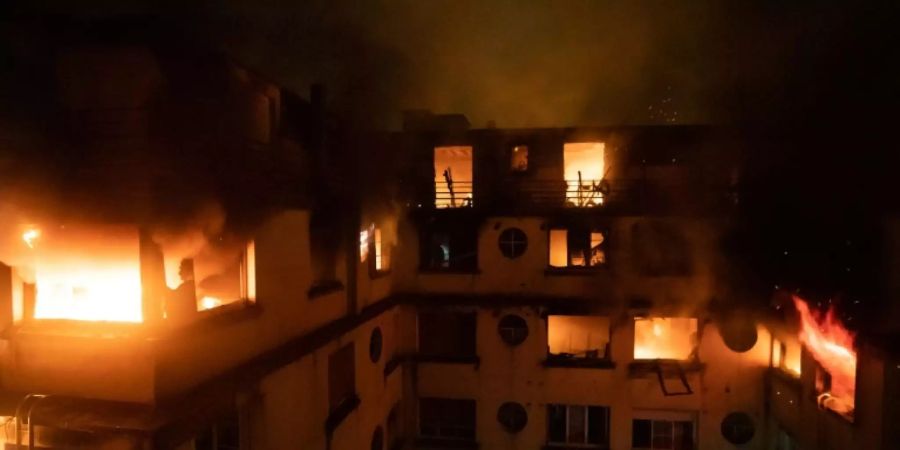 Grossbrand in einem Pariser Wohnhaus