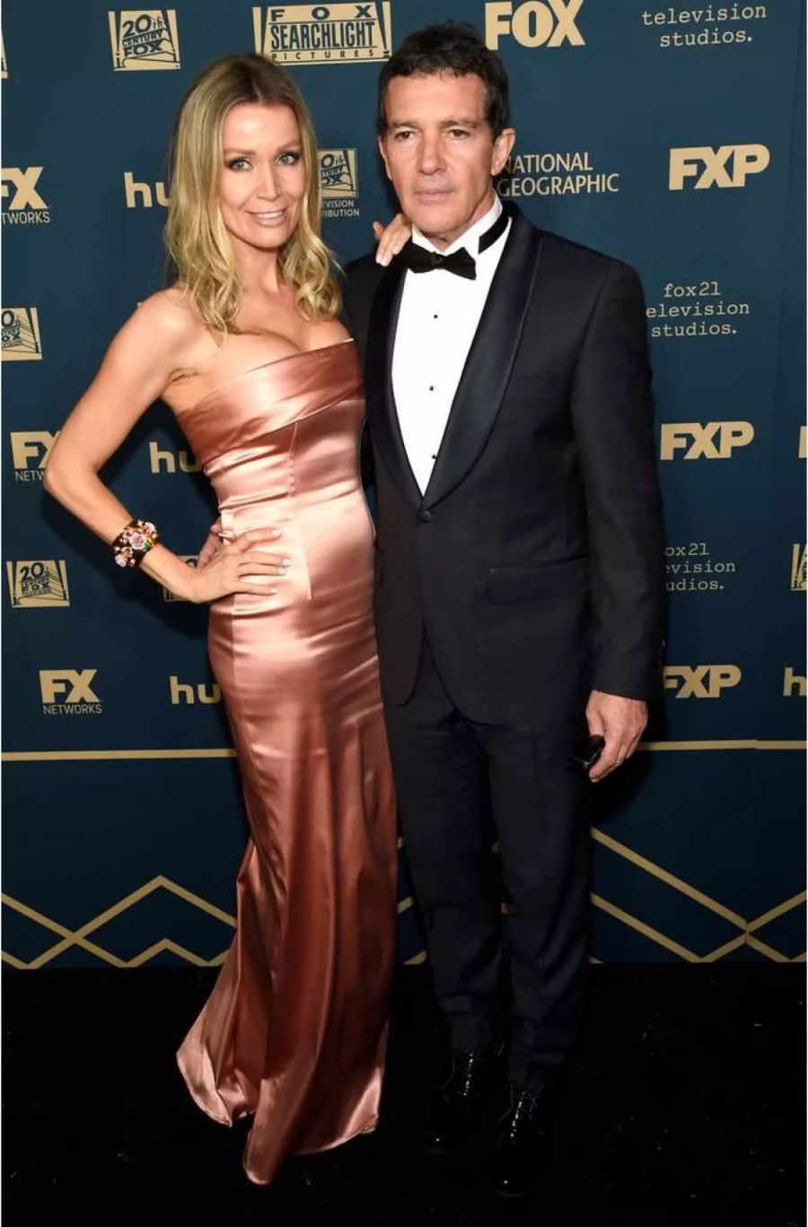 Antonio Banderas und Nicole Kimpel posieren zusammen auf dem Teppich der Golden Globes.