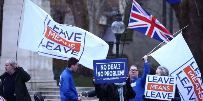 Pro-Brexit-Demonstranten schwenken Fahnen.