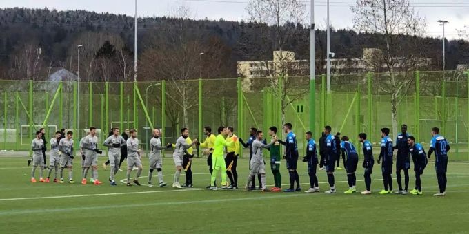 Die Spieler des FCZ und des FC Aarau mit dem Handshake vor dem Spiel.