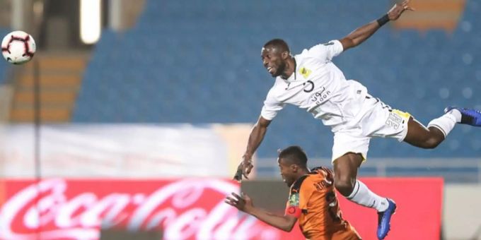 Sekou Sanogo mit einem Kopfball im Dress von Al-Ittihad. Sekou Sanogo