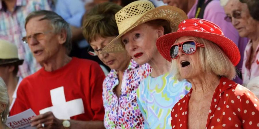 Menschen singen die Landeshymne der Schweiz.