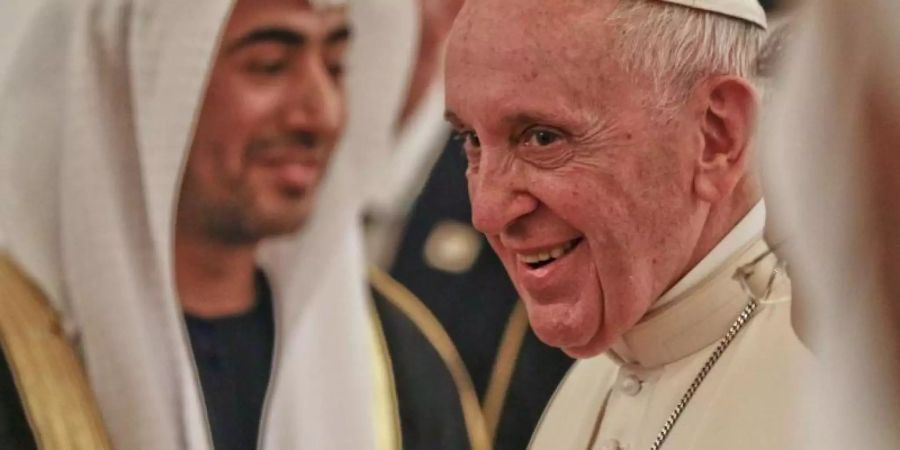 Papst Franziskus bei seiner Ankunft am Flughafen von Abu Dhabi. Foto: Andrew Medichini/AP