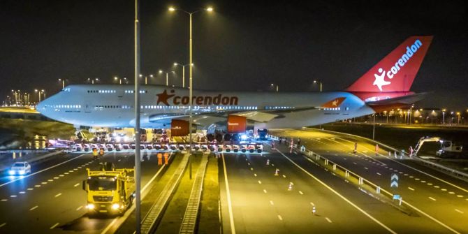 Die Boeing 747 auf der Autobahn.