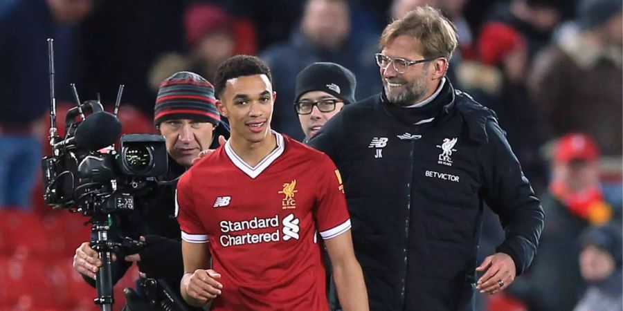 Liverpools Trainer Jürgen Klopp jubelt mit Trent Alexander-Arnold.